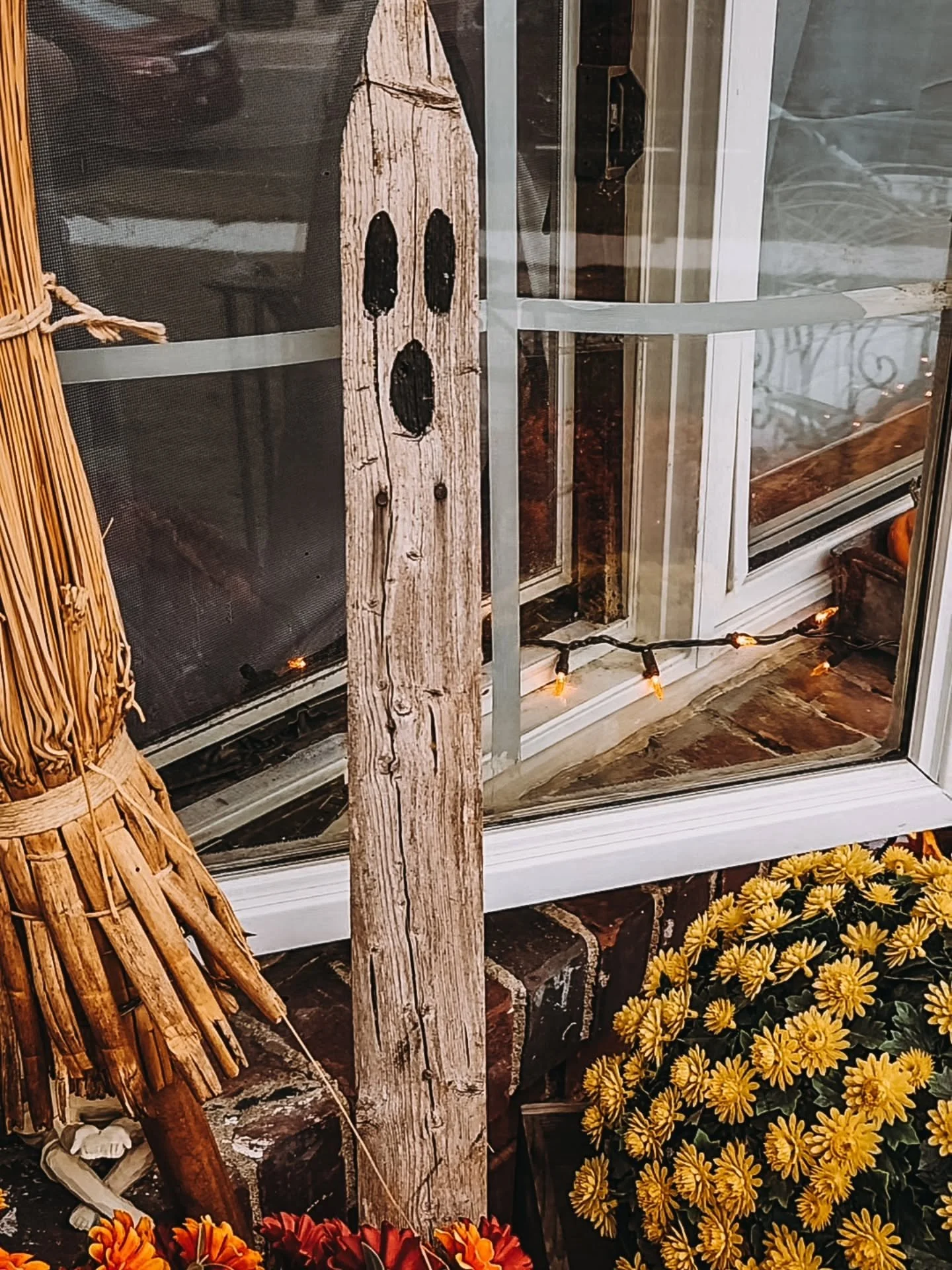 Before the garlands go up and the stockings take their place… I’m soaking in these last cozy fall moments 🍂
The glow of the porch, the warmth of the dining room, the Halloween cabinet full of nostalgia... it all feels a little softer t