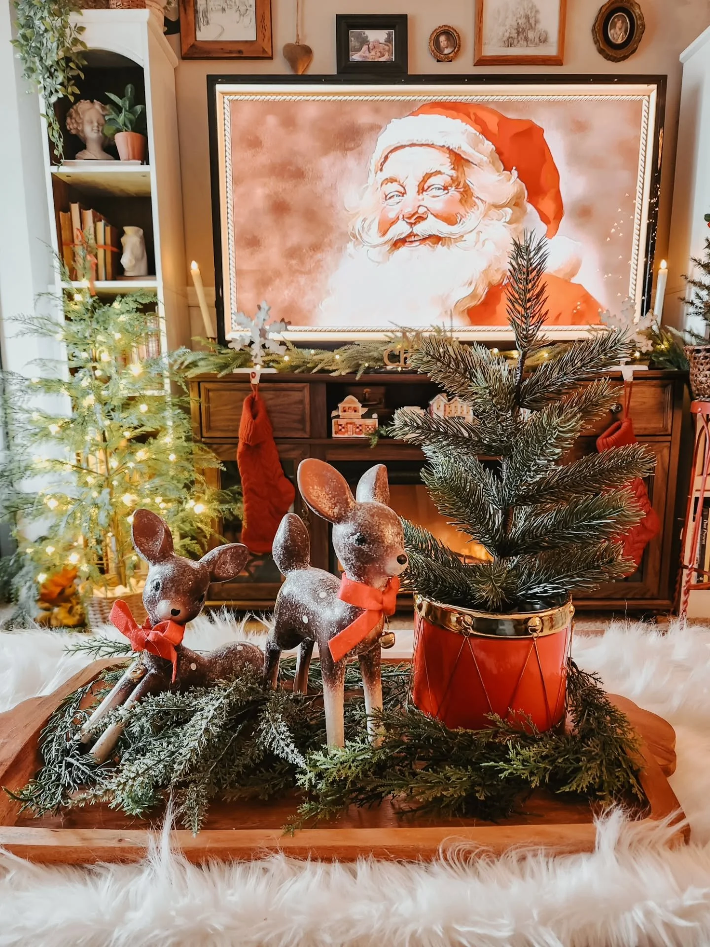 ✨ A few cozy peeks from around our home this Christmas&hellip; the glow of twinkle lights, the scent of pine, the sound of classic carols...it&rsquo;s all the little things that make this season feel like coming home.

If you&rsquo;re craving that no