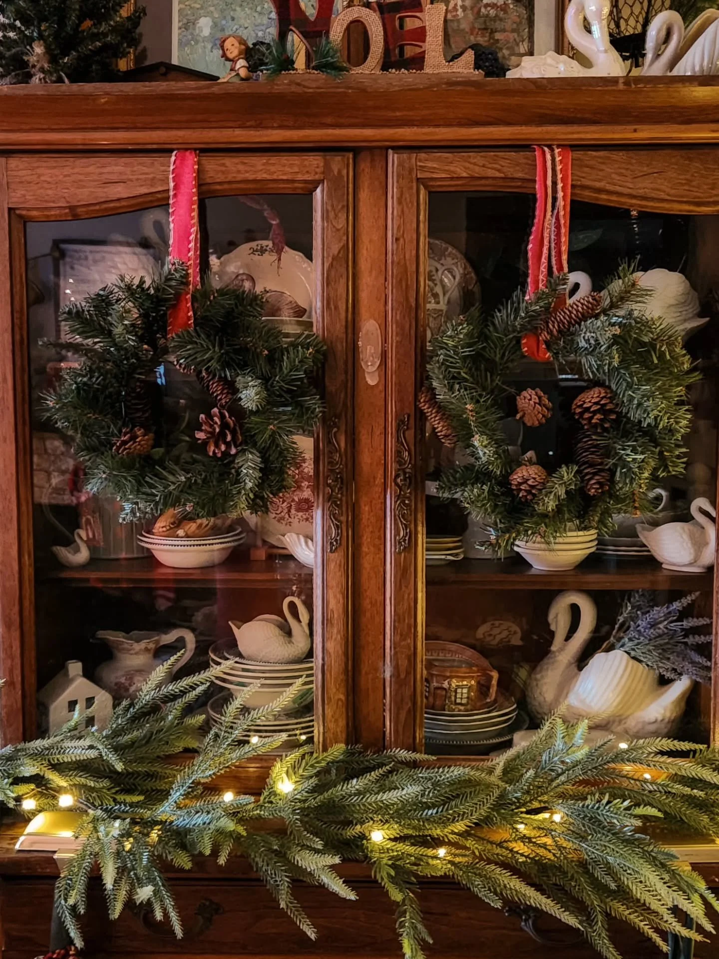 Sunday stills: A slow Sunday spent soaking in the glow of this cozy Christmas home. Every little corner tells a story&hellip; thrifted finds, handmade touches, and decor that feels like childhood. 

If you&rsquo;re creating a cozy Christmas at home t