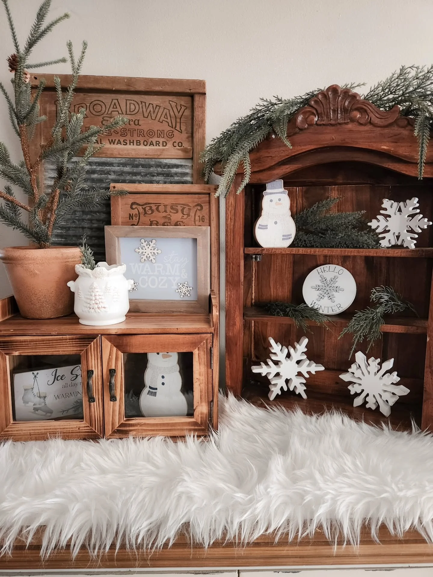 Sunday stills, winter edition.

After the Christmas decor comes down, I love letting the house settle into winter... snowflakes on shelves, ice skating memories, soft greens, winter blues, and a few cozy reds that still feel right this time of year.
