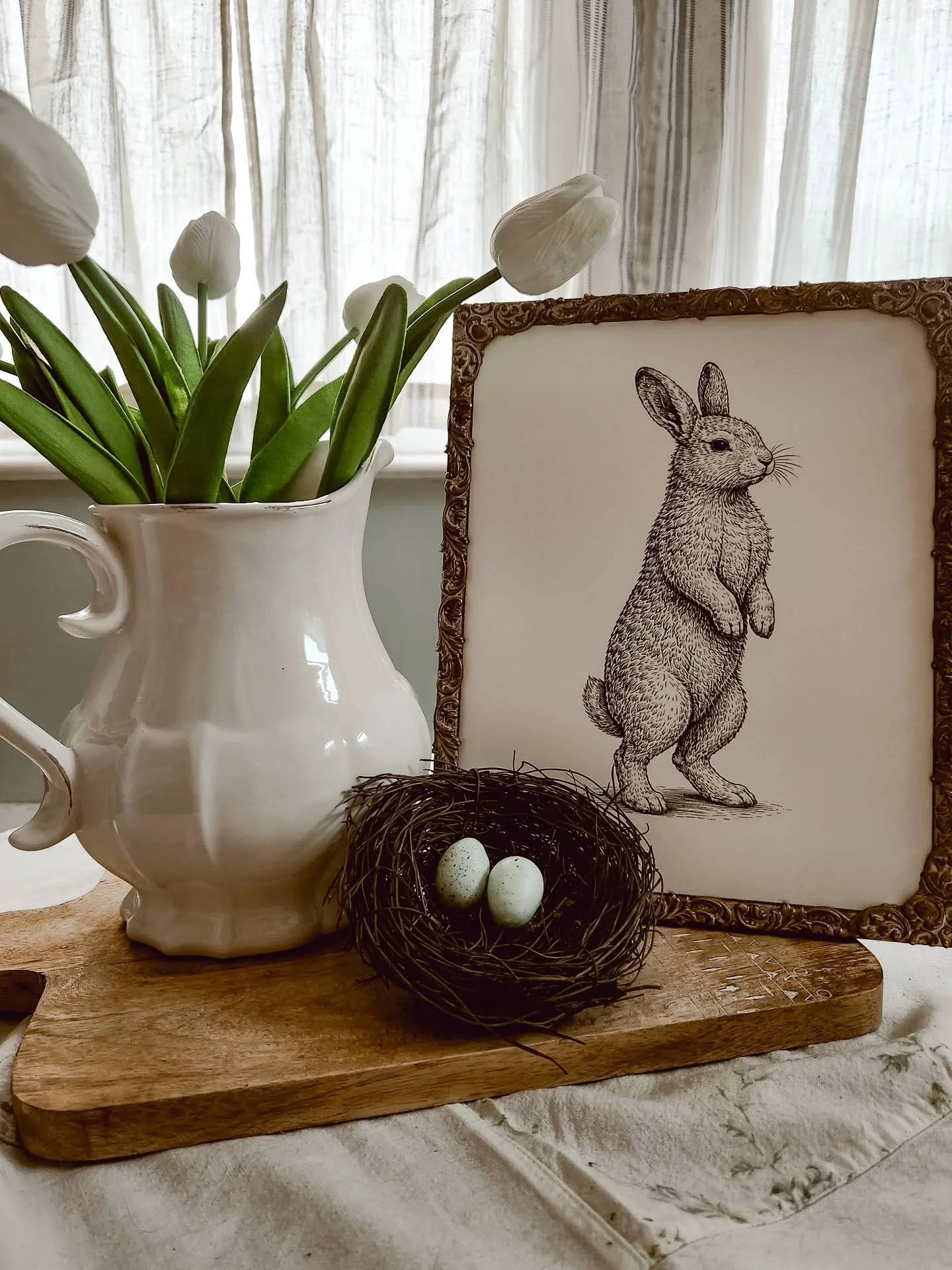 Sunday stills: 

A few cozy captures from around the house.

#sundaystills #sincerelykarianne #cozycottage #bryanscozycorner #collectedhome