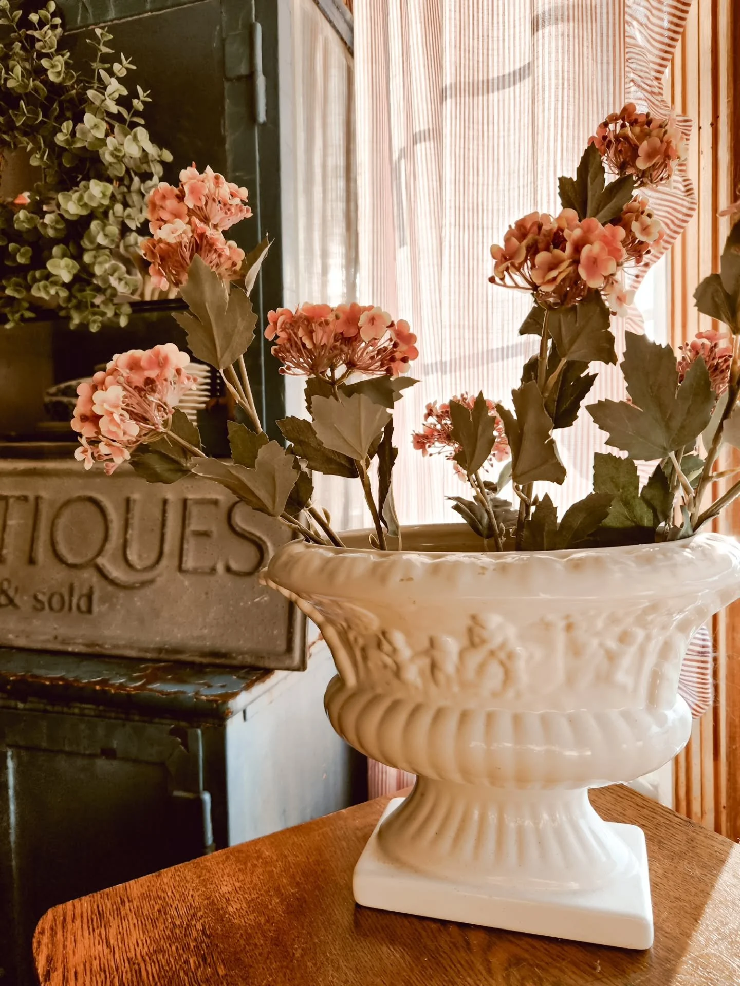 A few pink blooms and a vintage urn&hellip; that was all the inspiration I needed today.

Joining in on Friday Flowers with Friends today and sharing with these lovely accounts. Be sure to check out their beautiful posts too 🌱

@decordesignswithjen

