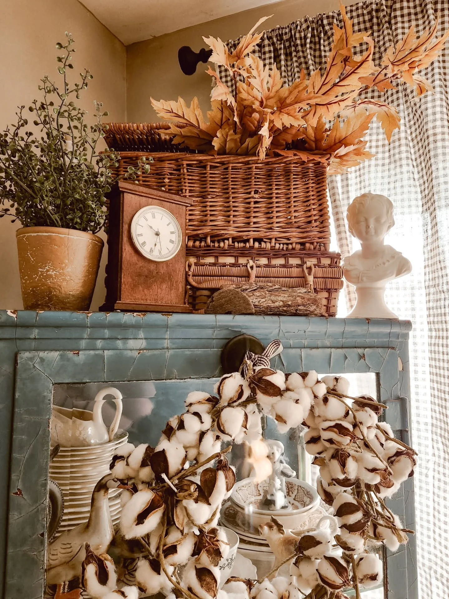 Just sharing a few cozy corners today... and if a couple of leaves and pumpkins accidentally found their way in, well... it was bound to happen. 🤣🍂