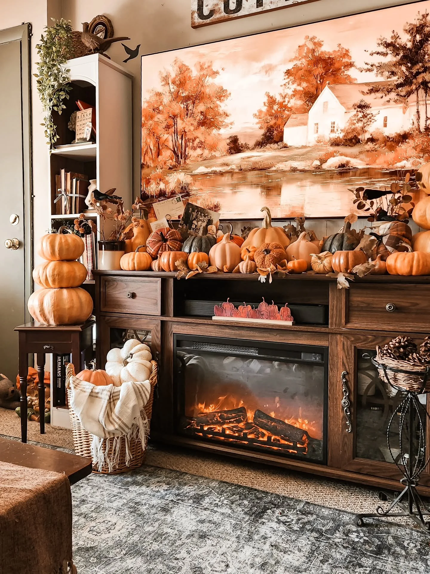 I think we can officially say the pumpkins have taken over. 😂

What started as a love for fall decorating has turned into a full-blown pumpkin collection&hellip; and I wouldn&rsquo;t have it any other way.

Sharing a few Sunday stills from around th