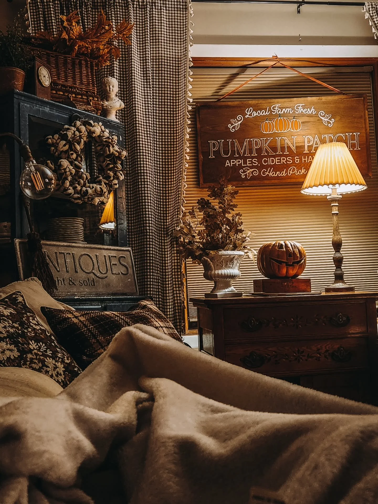 Consider this your invitation to stay home today. 🤎

The pumpkins are out, the lamps are glowing and every little corner is making a very convincing case for canceling my plans. 

Which photo feels the coziest to you?