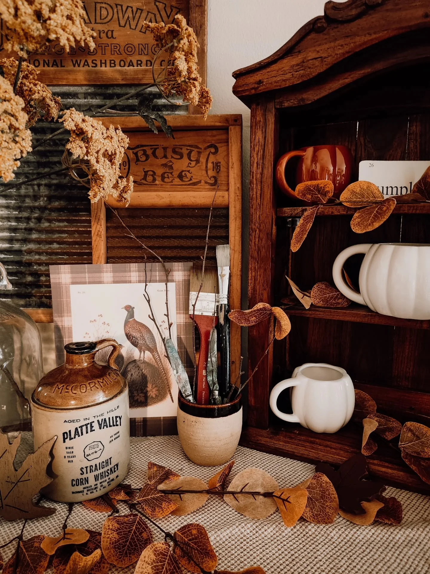 Fall had its moment in this little cabinet. 🍂

Before I move completely into Halloween, I had to give this setup one last spot on the feed for Sunday Stills. The pumpkin mugs, old crocks, wood tones and dried leaves were such a good mix in here.

Se