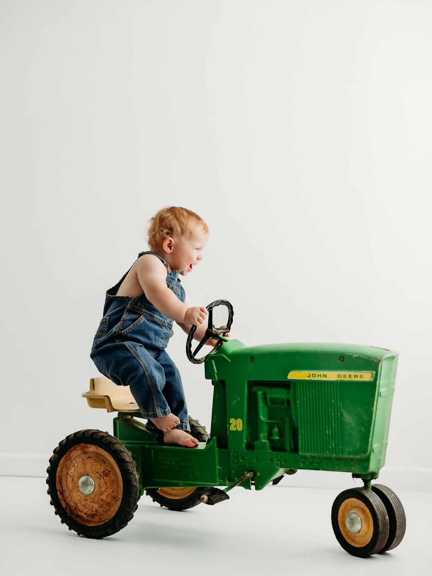 I had the sweetest little farmer babe visit the studio recently. Yeehaw, little one 🌾🤍