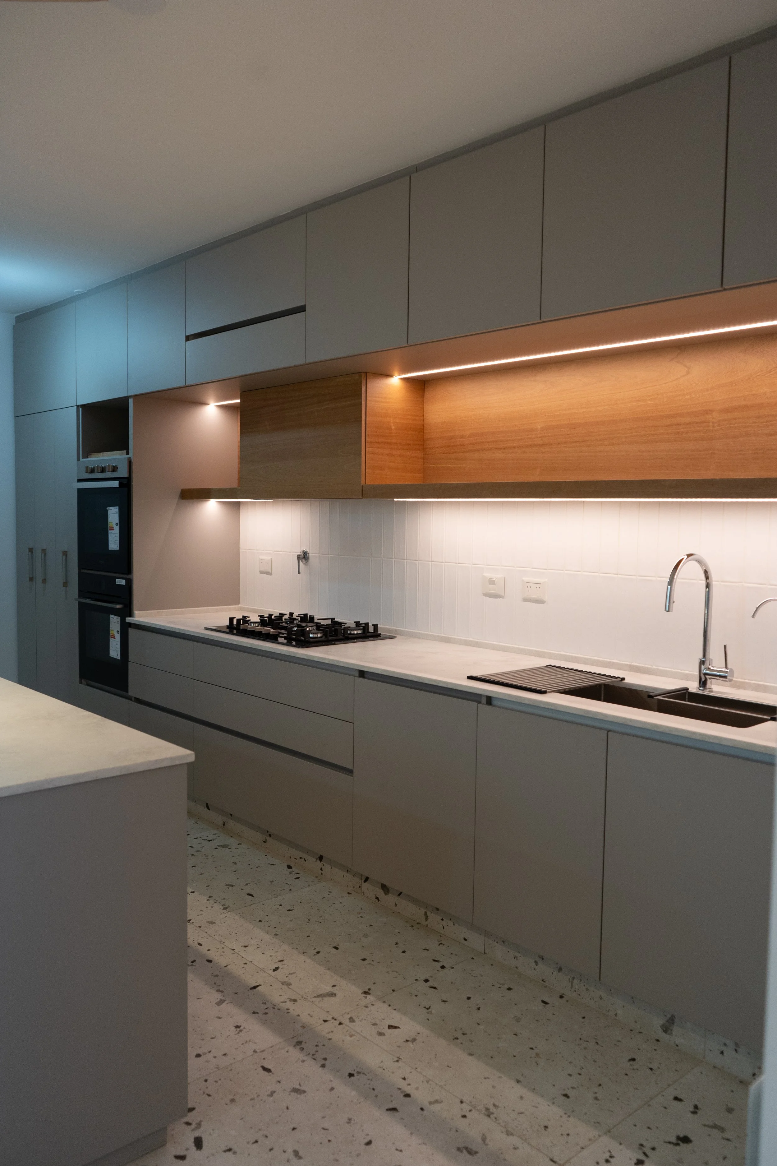 Detalle de hornos, anafe y extractor