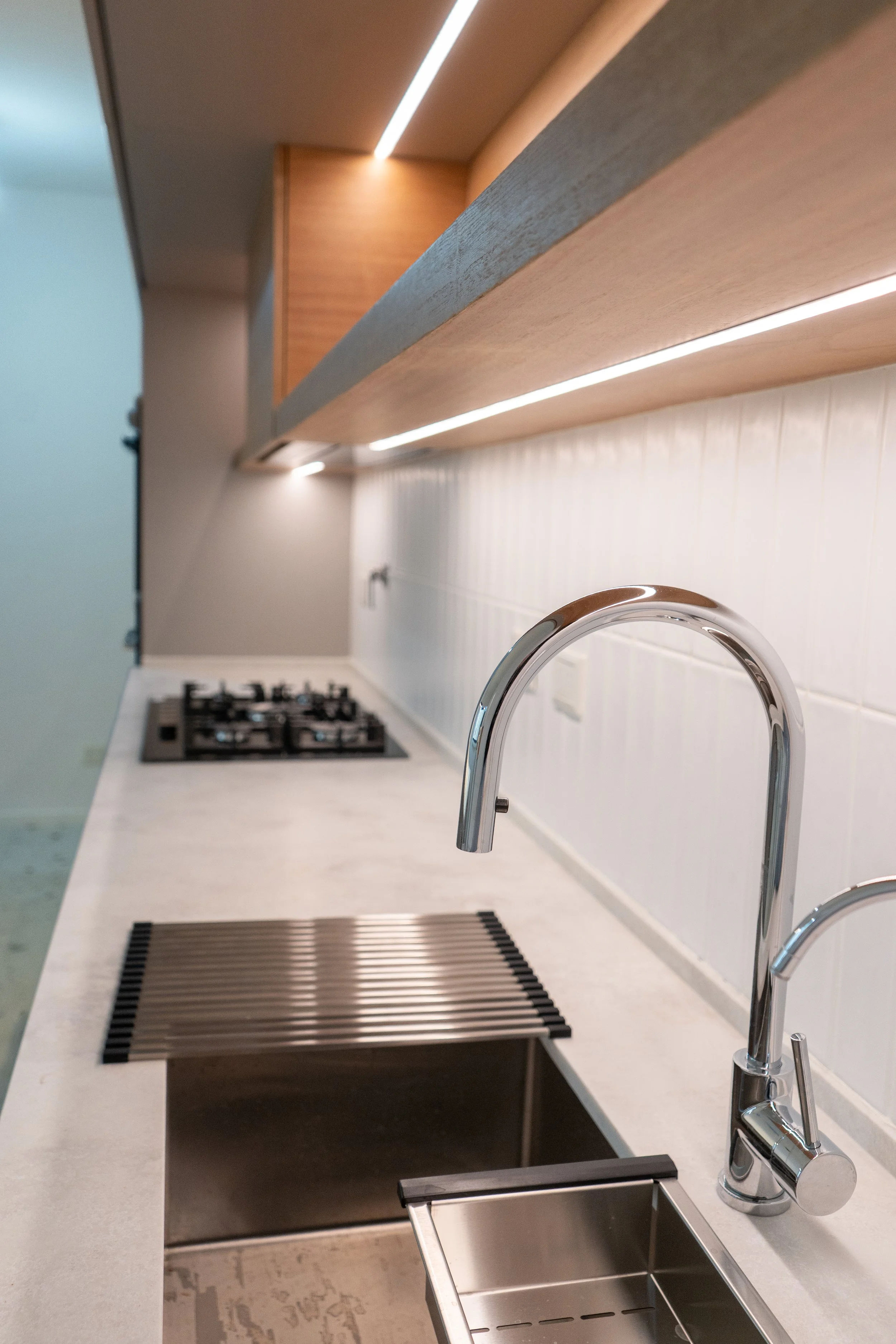 Detalle de estante flotante con led