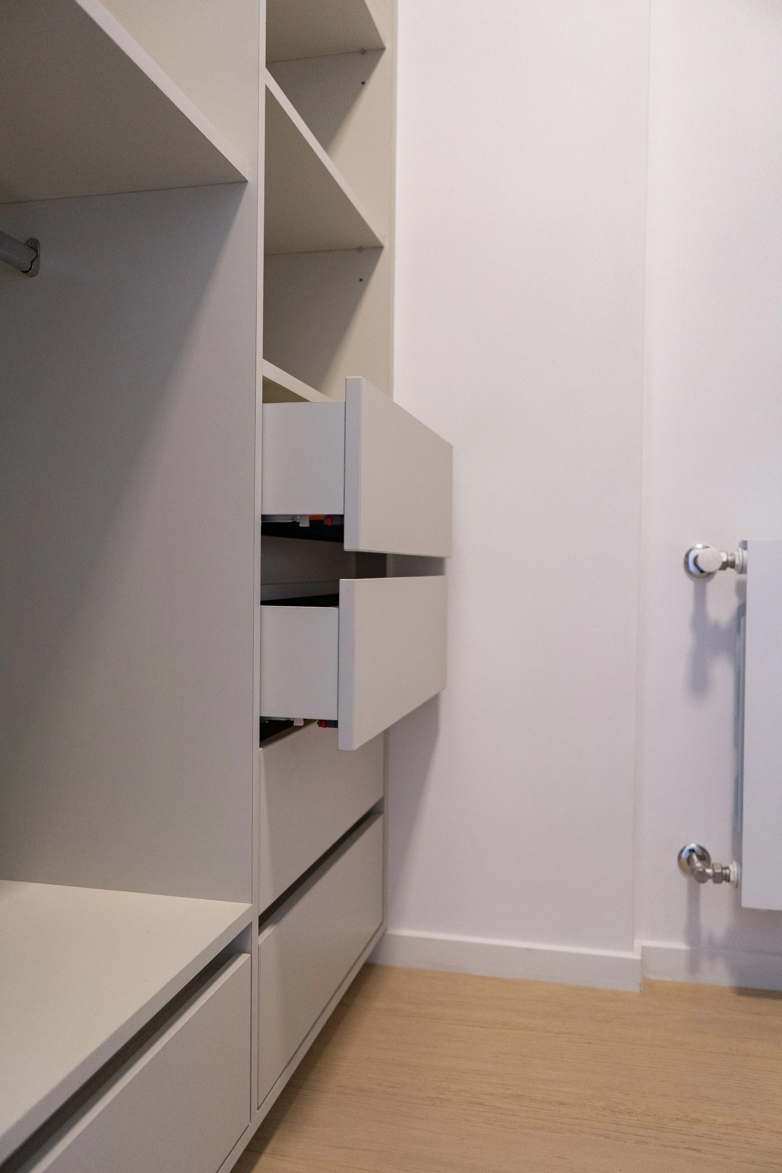 Cajones abiertos de vestidor