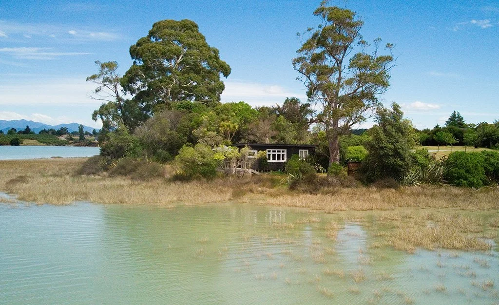 Secluded lakeside cabin with mountain backdrop — Mapua area accommodation