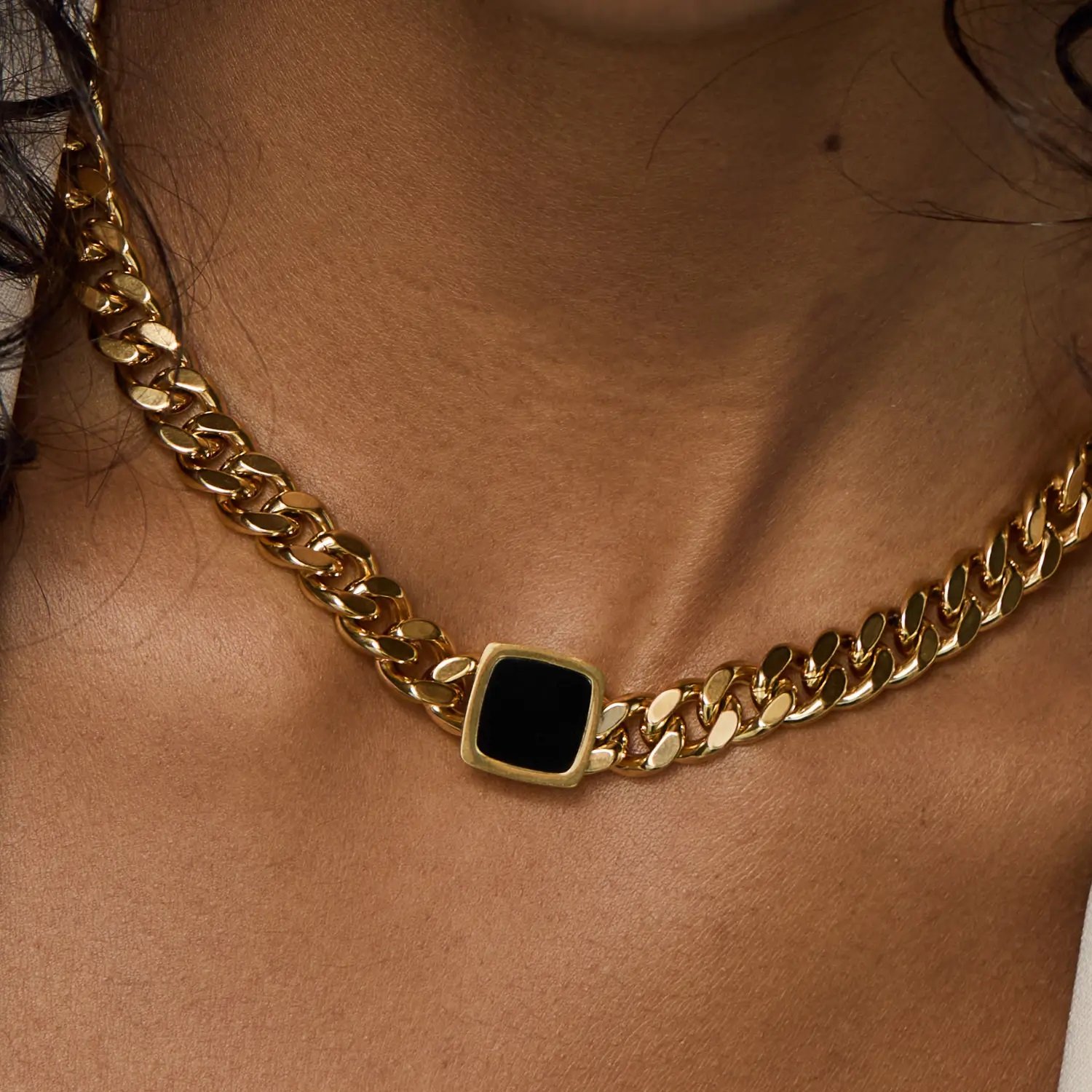 Colar_com_Pingente_de_Onix_Banhado_em_Ouro_18k_3.jpg