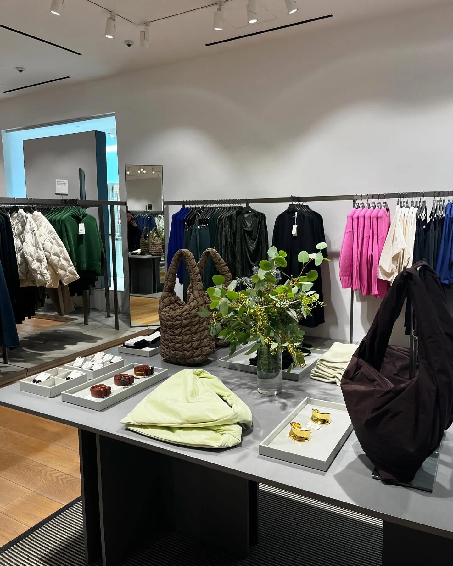 For @cosstores 

#cos #eventfloral #floral #visualmerchandising  #floralfoamfree  #eventflowers #eventfloral #eventflorist #flowermagic🌸 #flowerstagram #moooifleur #thankyou