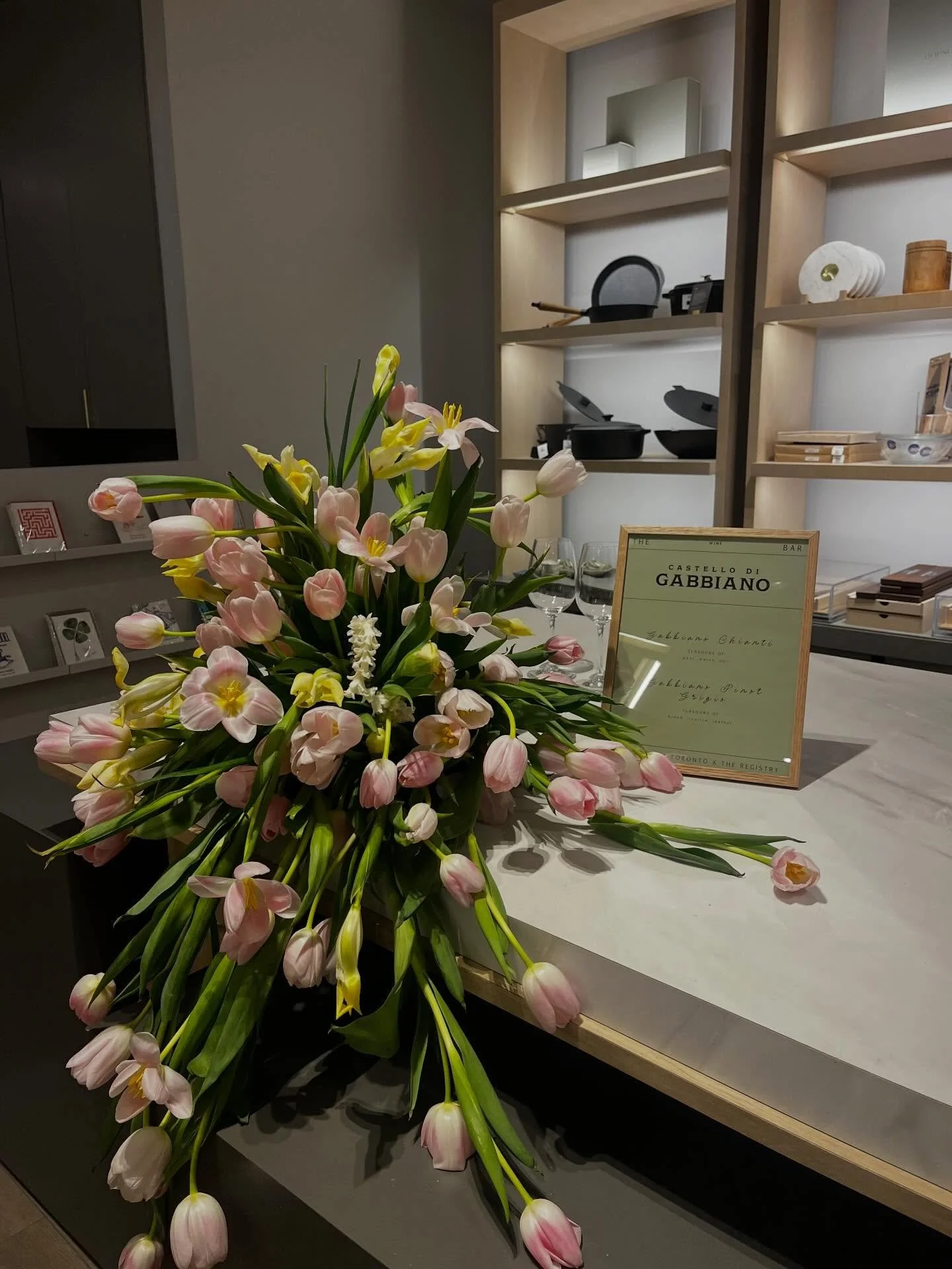 A little wild, a little refined &mdash; just right for a dinner party.
For @supperclub.to, @hopsongrace 

#moooifleur #torontoflorist
#tablescapestyling