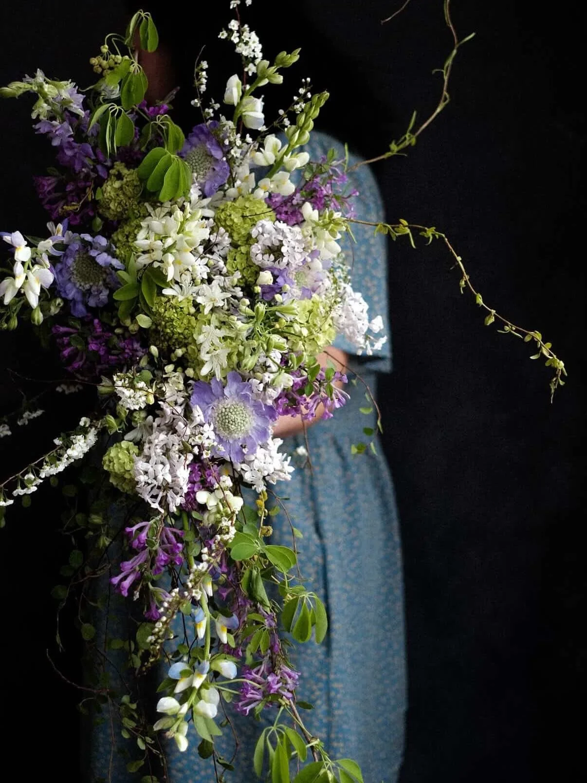 Not overly composed, not held too tightly. Just a quiet moment between structure and movement. 

Created during workshop @solemoonstudio

#boquet #casacadingbouquet #cascading