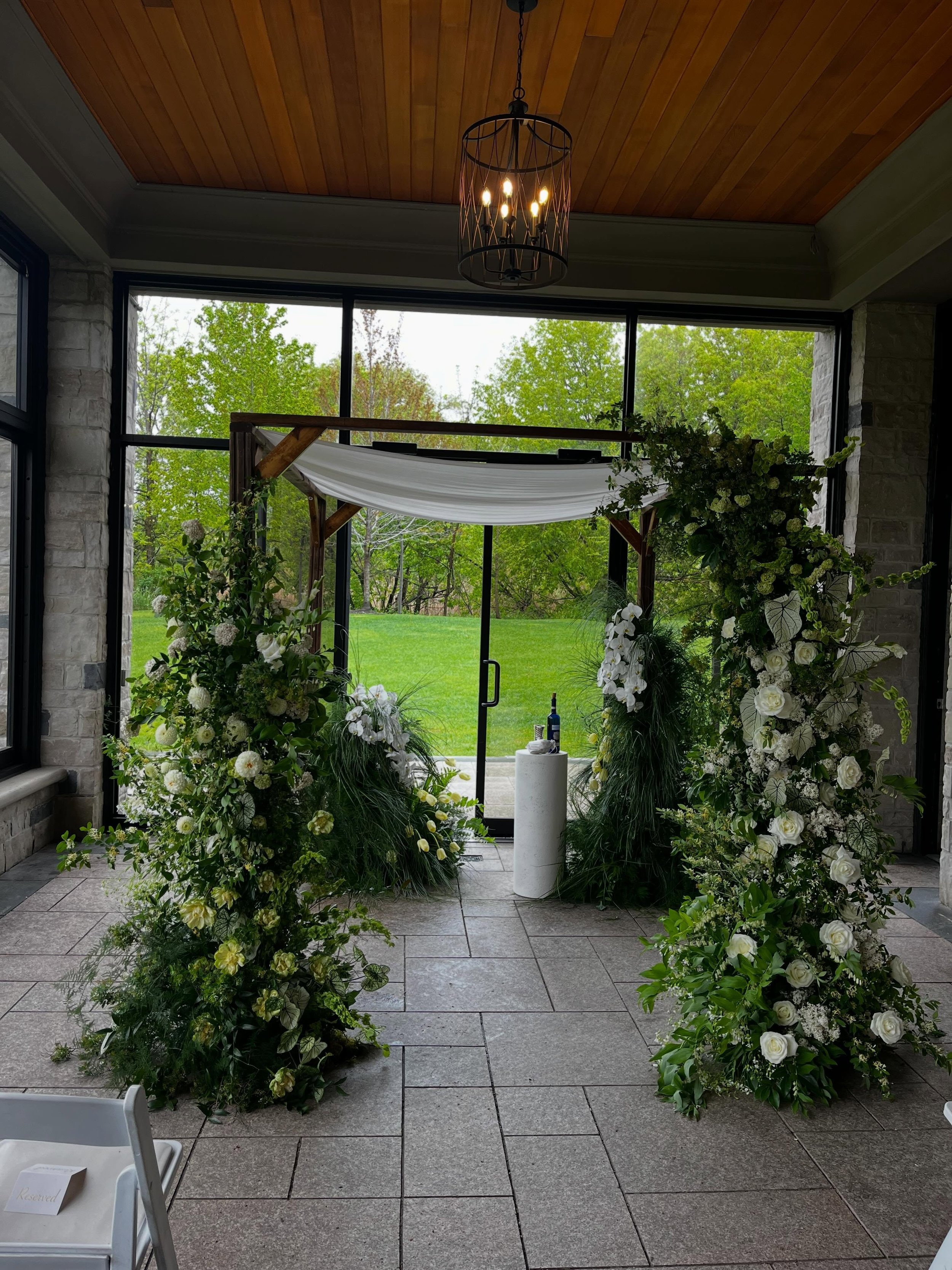 There&rsquo;s something magical about a spring wedding. 🌿

Lush greenery, layered textures, and timeless white blooms create a beautiful backdrop for forever. 🤍 

Creative team @thearlingtonestate @officialy.frances @rebeccawatson95 @solepower @lev