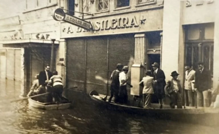 1941 A Brasileira na enchente.jpg