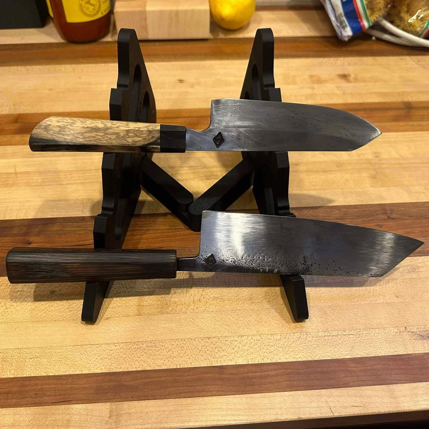 I made these adjustable knife displays that slide apart for easy storage/transport for @giancarlo_sulmonte to display his knives at shows. Printed in CF PLA for a nice textured dark look. They'll be going up for sale on the site soon.