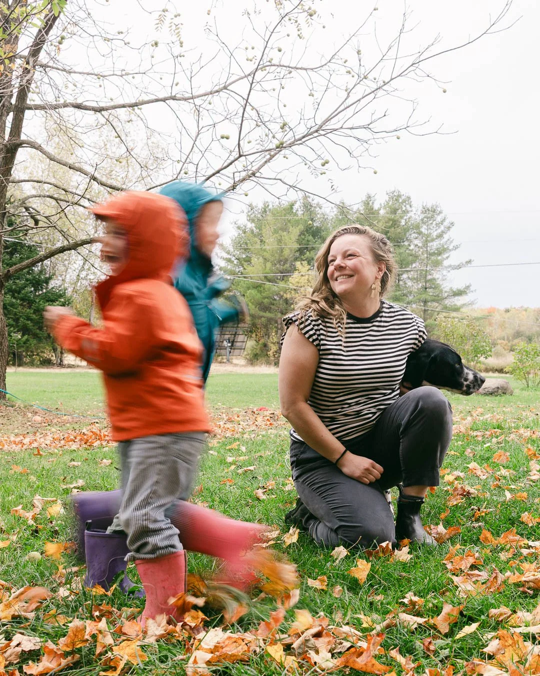 I've been endlessly thinking about self portraits these days as we've been discussing them in #howtoowithrlw. @rachel.larsen.weaver asked us what an ideal portrait of ourselves would be and this is pretty close to what I envisioned. 

I know I'm supp