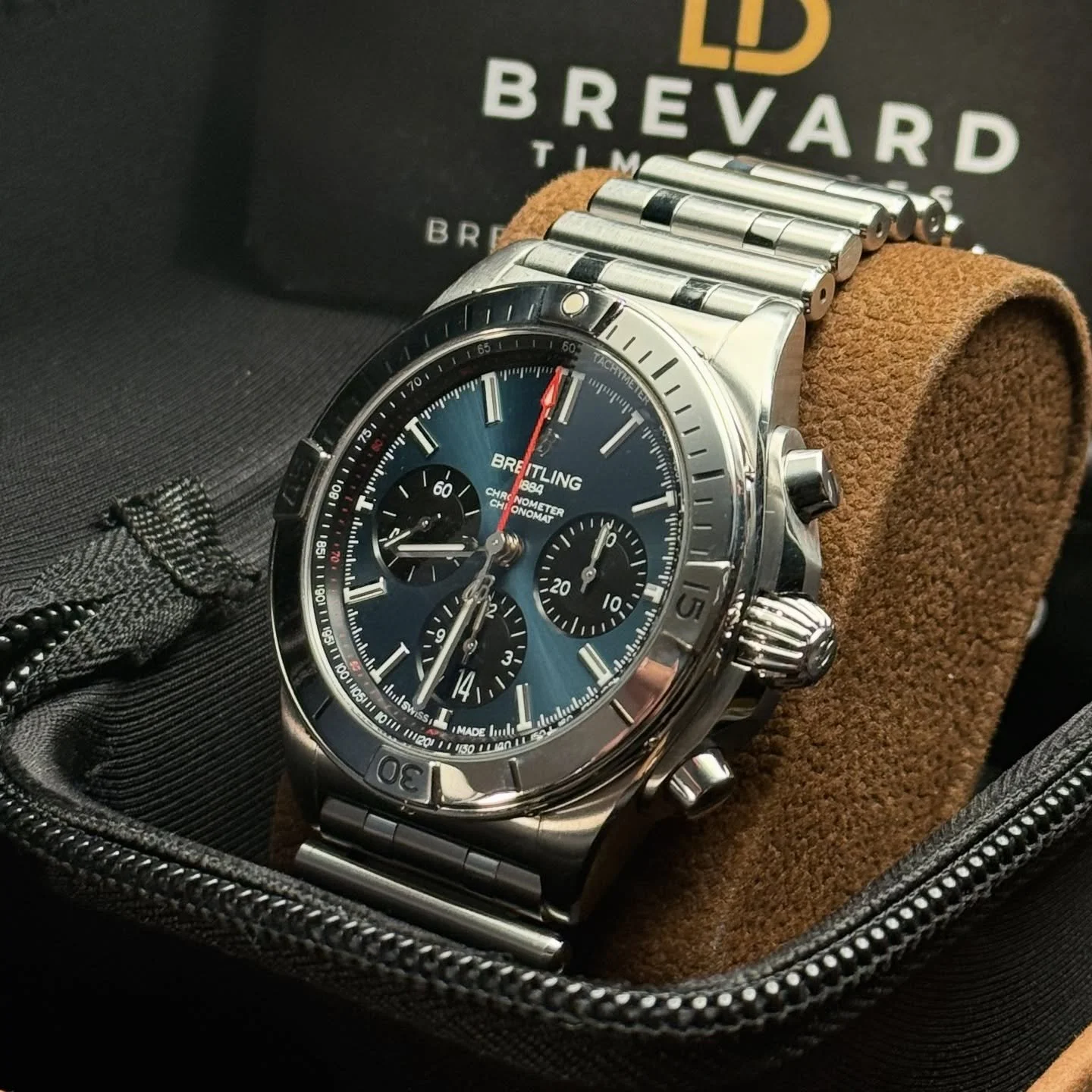 The Chronomat 44 (AB0134101C1A1) strikes the perfect balance between bold design and everyday versatility. With its signature rider-tab bezel, striking blue dial, and robust bracelet, it&rsquo;s instantly recognizable and built to perform.

This one 