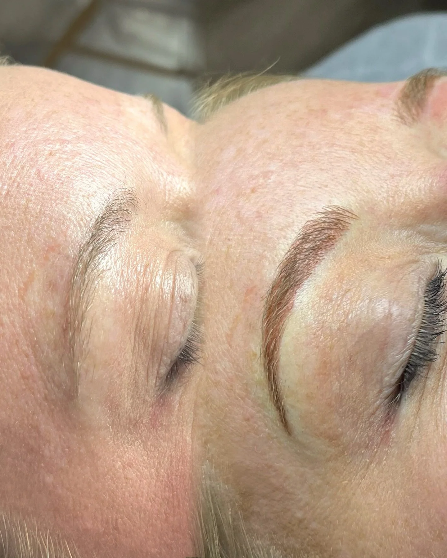Here&rsquo;s a better look at this transformation with Permanent Makeup! 🫧✨ This is a more moderate, yet still very natural Combo Brow! 🌿

✍🏽 A Combo Brow combines microblading and tattoo machine shading for a soft, natural look with just the righ