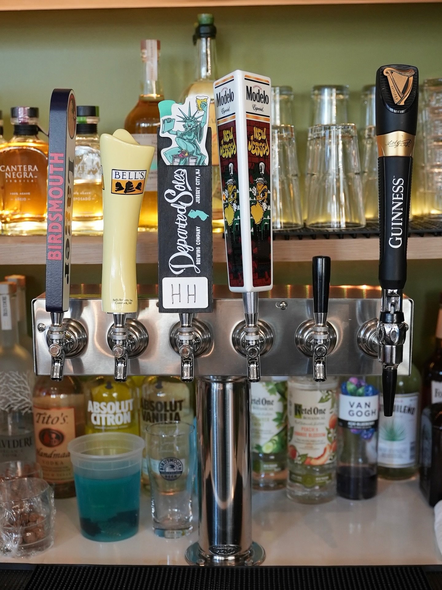 Kicking off the day with brews and games at @bergen_hall 🏈

Featuring our dynamic tap selection with classic pours and local gems @departedsoles @902brewing 

You don't want miss our Football menu featuring our very special nachos ( best in town so 