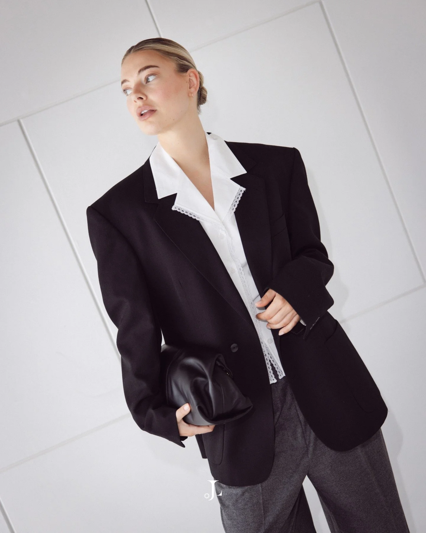 Timeless, sophisticated &amp; confident ✨

Voor deze shoot wilden Fleur en ik een uitstraling cre&euml;ren die je niet alleen n&uacute; mooi vindt, maar over 10 jaar nog steeds.

Geen trends of drukke settings, maar een New York loft vibe met vintage