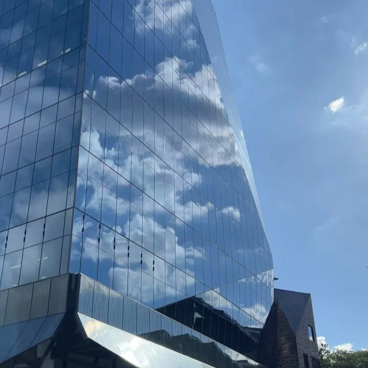 Light, symmetry, and reflection.
Captured in Fortitude Valley &mdash; a study in angles and surface interaction.

#FortitudeValley #ArchitecturalPhotography #BrisbaneArchitecture #GlassFacade #UrbanGeometry #ReflectionStudy #JustLuisPhotography #Ligh