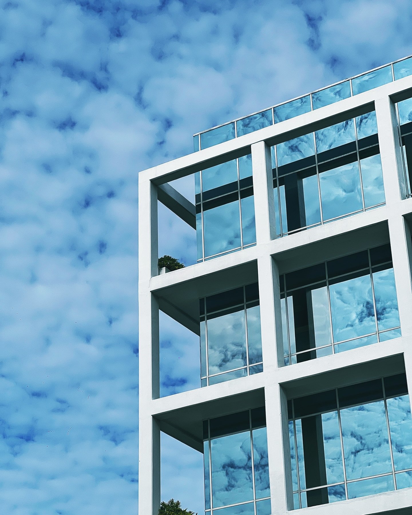 Perfect geometry framing a sky painted with soft brushstrokes.
A building that doesn&rsquo;t just reflect the sky &mdash; it makes it part of the design.

#JustLuis #BrisbaneViews #ArchitectureLovers #UrbanGeometry #SkyReflections #ModernArchitecture