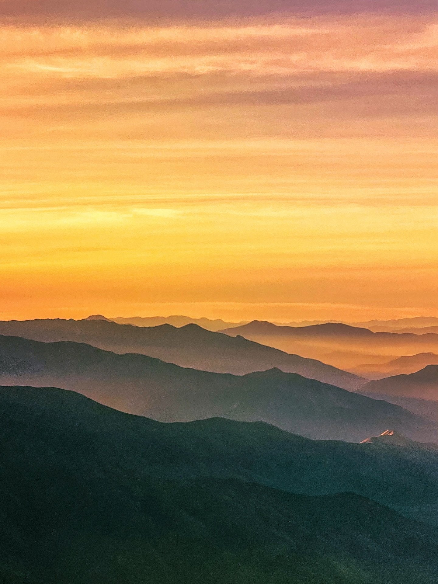 Somewhere above Santiago, I looked out the window and everything slowed down.
Layers of silence. Mountains folding into one another like memories fading into dusk.
#justluisphoto #windowviews #aerialphotography #sunsetlayers #andesmountains #lightand
