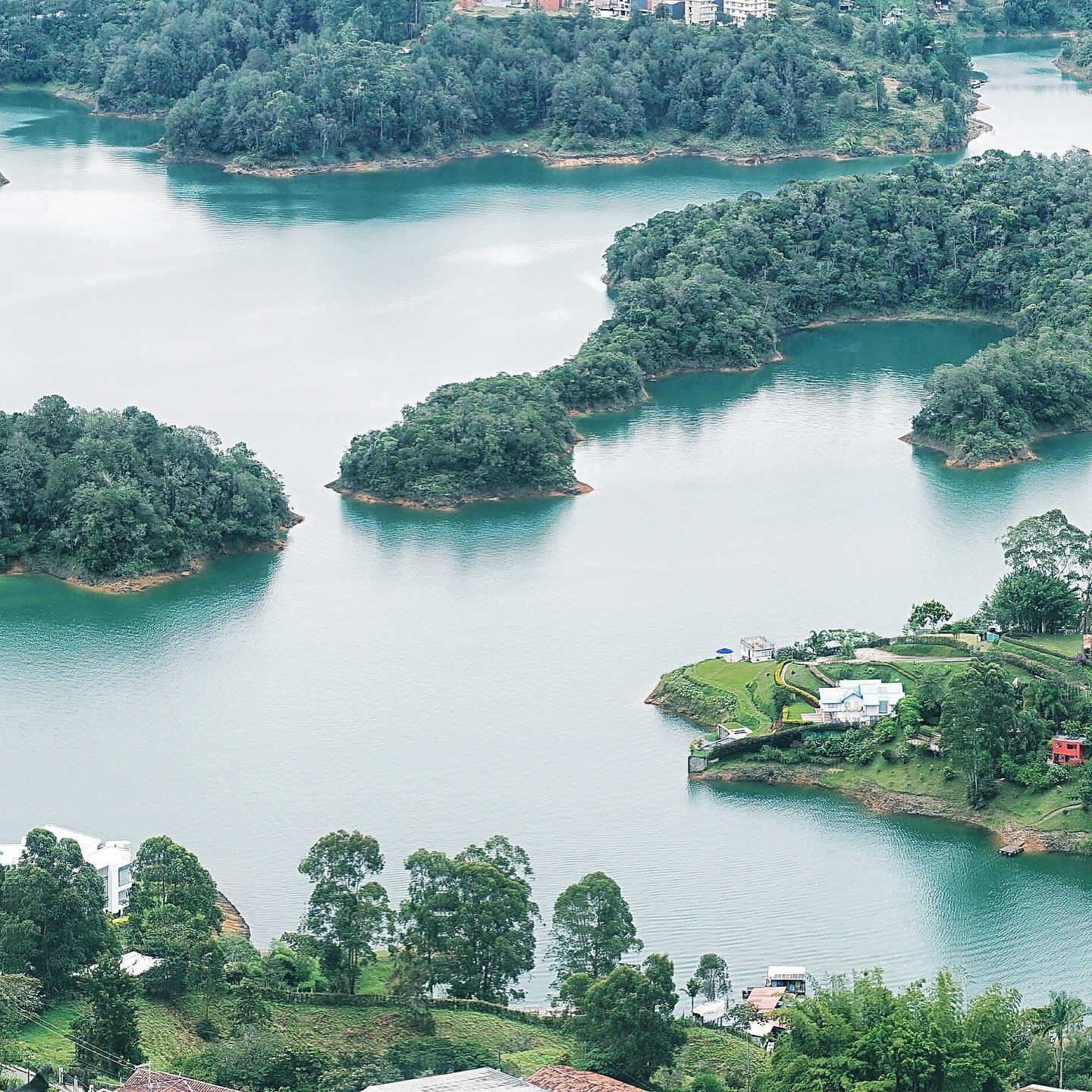 A view that doesn&rsquo;t ask for words.
Only stillness.
Only breath.

From the top of La Piedra, where the land becomes memory and water carves its own story.#guatape #pe&ntilde;oldeguatap&eacute; #colombiavisual #landscapephotography #aerialvibes #