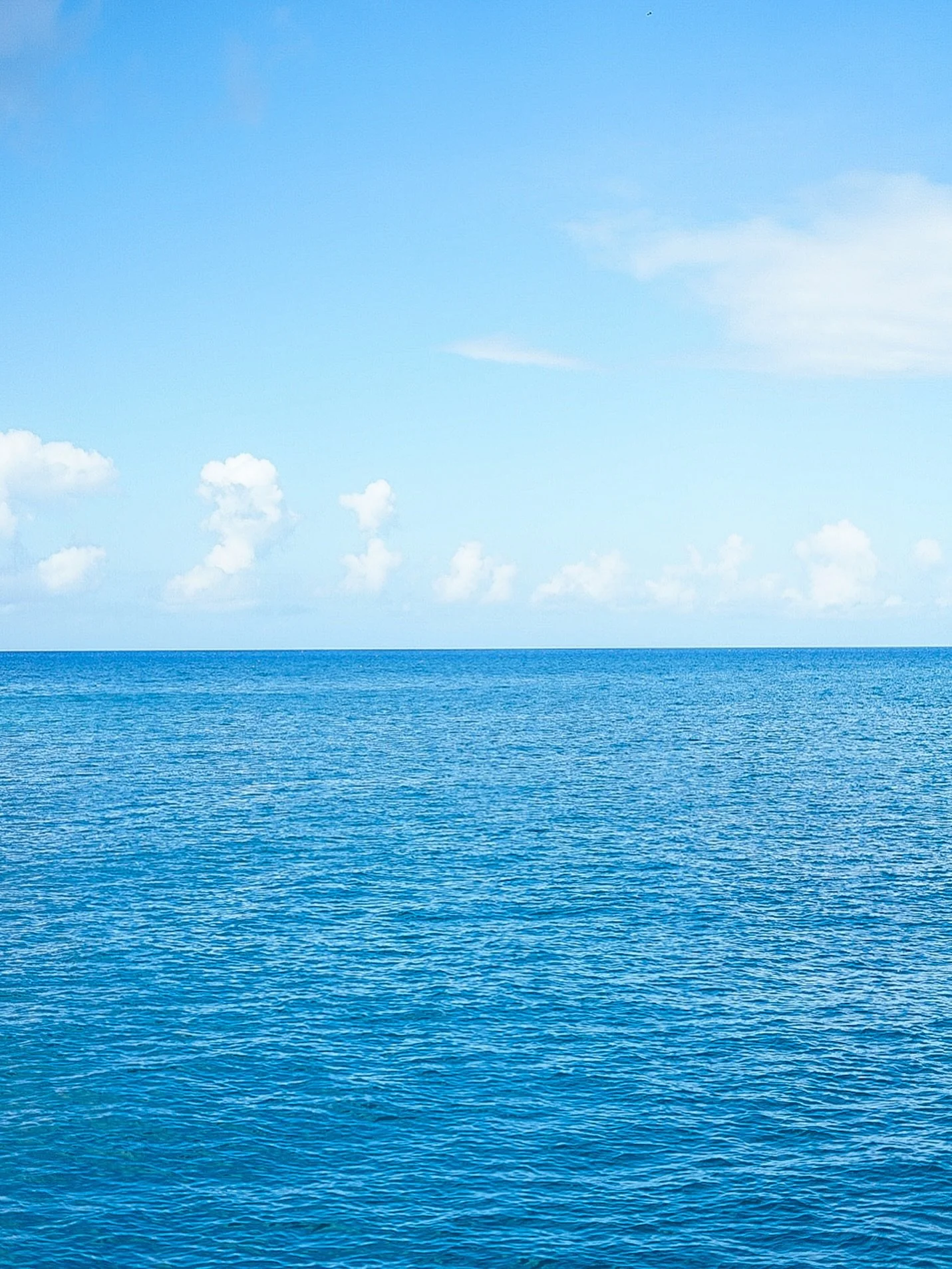 Just blue.
And the quiet line where everything meets.

Queen Emma Bridge, Cura&ccedil;ao.

⸻

#justluisphoto #queenemmabridge #curacao #minimalistseascape #oceanminimalism #quietmoments #photopoetry #visualsilence #bluesimplicity #contemporarylandsca