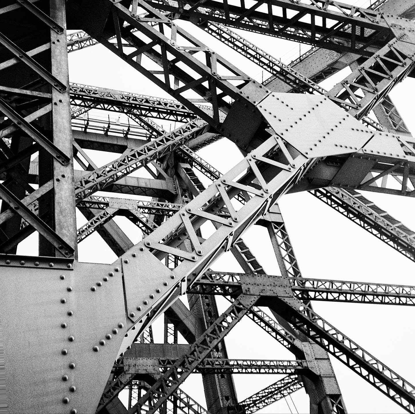 Steel and silence.
Where the city breathes through its lines.

Canon Snappy LX II &middot; Ilford XP2 Super ISO 400

⸻

#justluisphoto #storybridge #brisbane #filmphotography #ilfordxp2super #blackandwhitefilm #35mmfilm #filmisnotdead #urbanlandscape