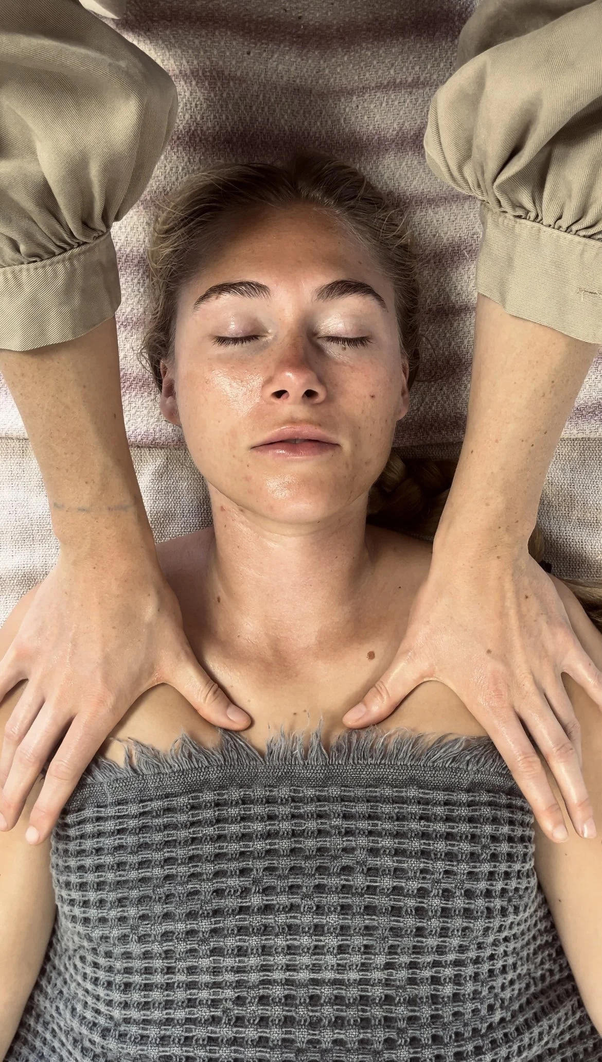 Hænder der arbejder med afspænding under kropsterapisession i Aarhus