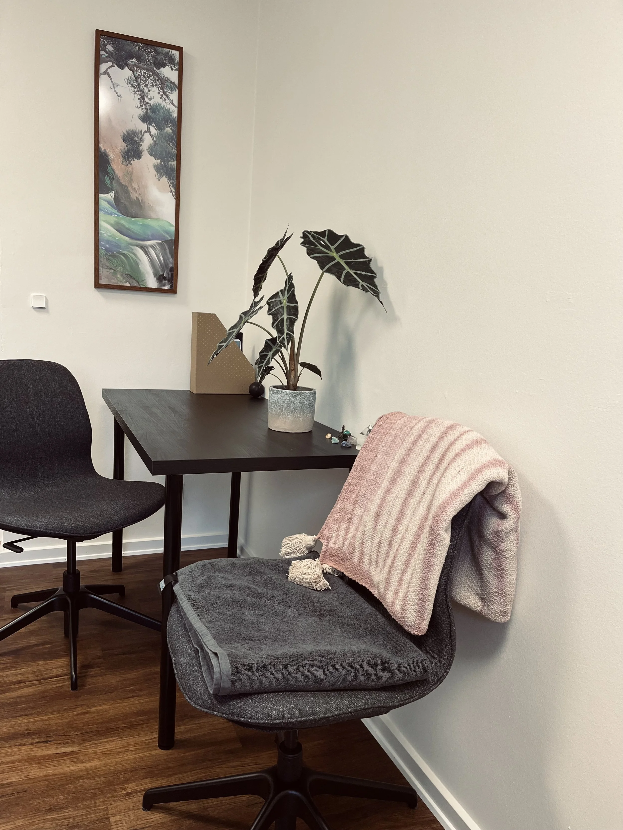 Amalie Due forbereder behandlingsrummet til kropsterapi i Aarhus C