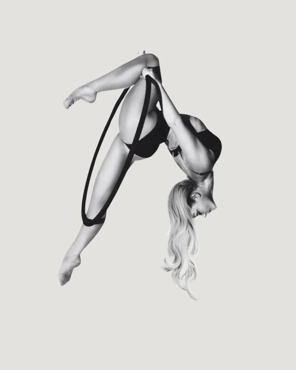 Eleganz trifft auf Luftakrobatik ✨

Nach einer siebenj&auml;hrigen Ausbildung in klassischem Ballett an der renommierten Tring Park School in England entdeckte @rachael.aerialist ihre Leidenschaft f&uuml;r die Luftakrobatik. Mit Aerial Silks, Hoop un