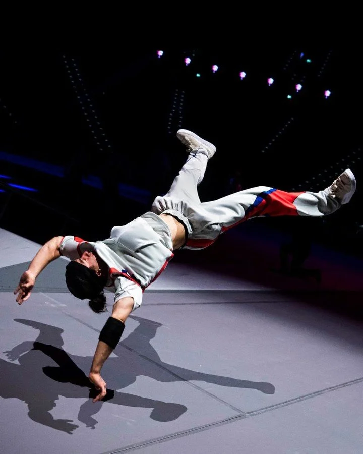 Amin Drillz begeistert mit beeindruckender K&ouml;rperbeherrschung, rasanten Headspins und explosiver Energie. Der &ouml;sterreichisch-iranische Breakdancer z&auml;hlt zu den Besten Europas und sorgt weltweit auf grossen B&uuml;hnen und Festivals f&u