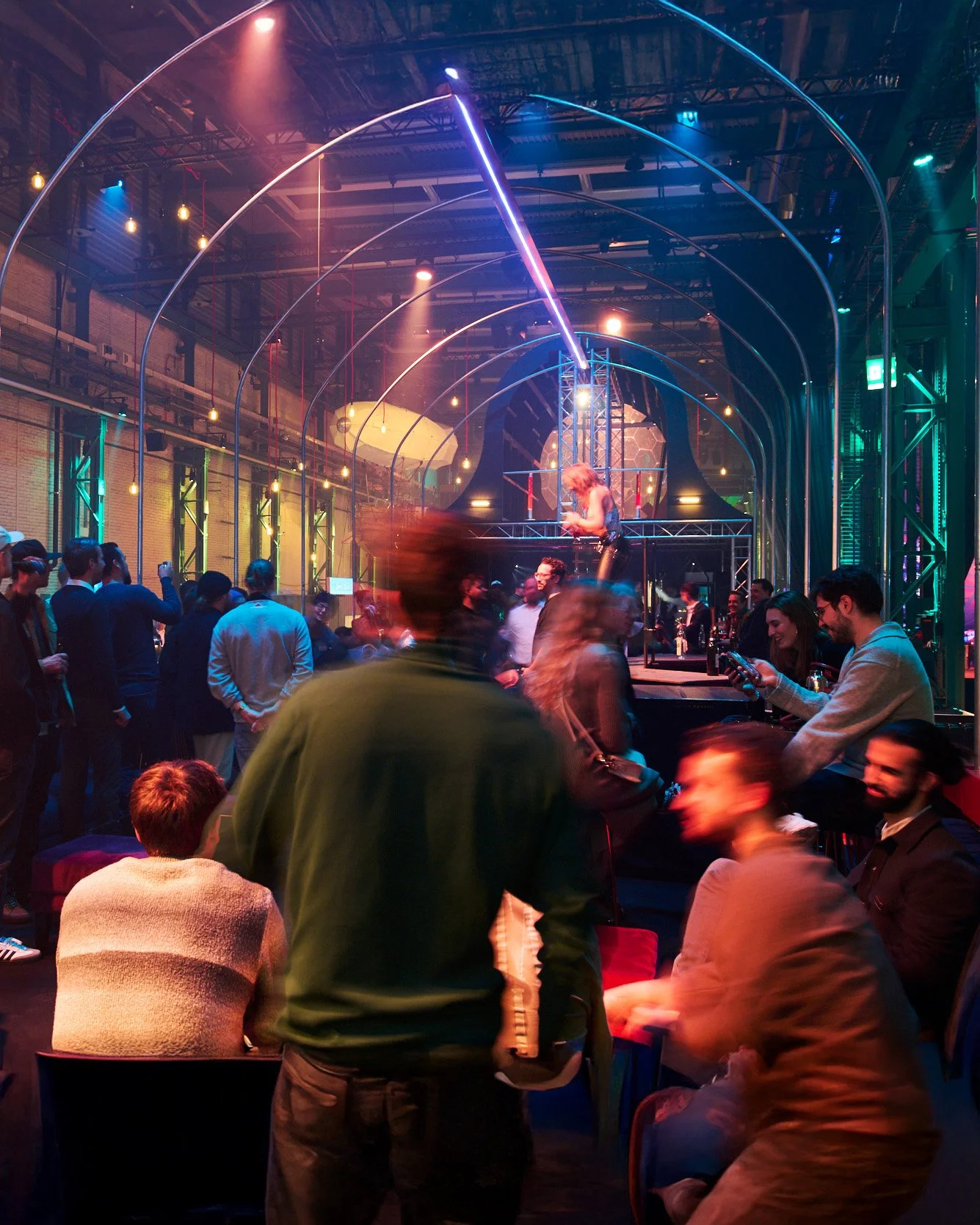 Die Zugbar &ndash; Ein Ort f&uuml;r feurige Shows und dunkle Geheimnisse! 🔥

Die Zugbar ist mehr als nur eine Bar &ndash; sie ist eine B&uuml;hne f&uuml;r atemberaubende Performances und spektakul&auml;re Darbietungen. Hier treffen sich K&uuml;nstle