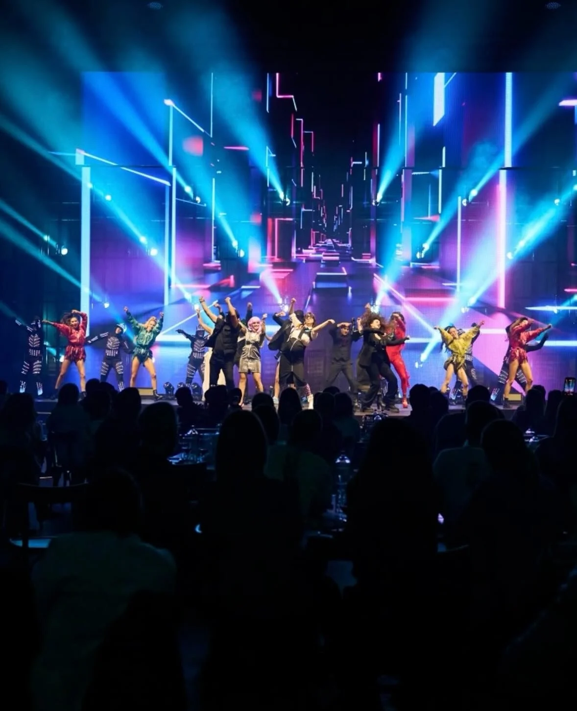 Hinter den Kulissen brodelt es und das Showteam ist bereits tief in die Planung des n&auml;chsten Kapitels von Station X eingetaucht - K&uuml;nstlerauswahl, Choreografien und eindrucksvolle Performance-Welten.

Was entsteht, wenn Kreativit&auml;t auf