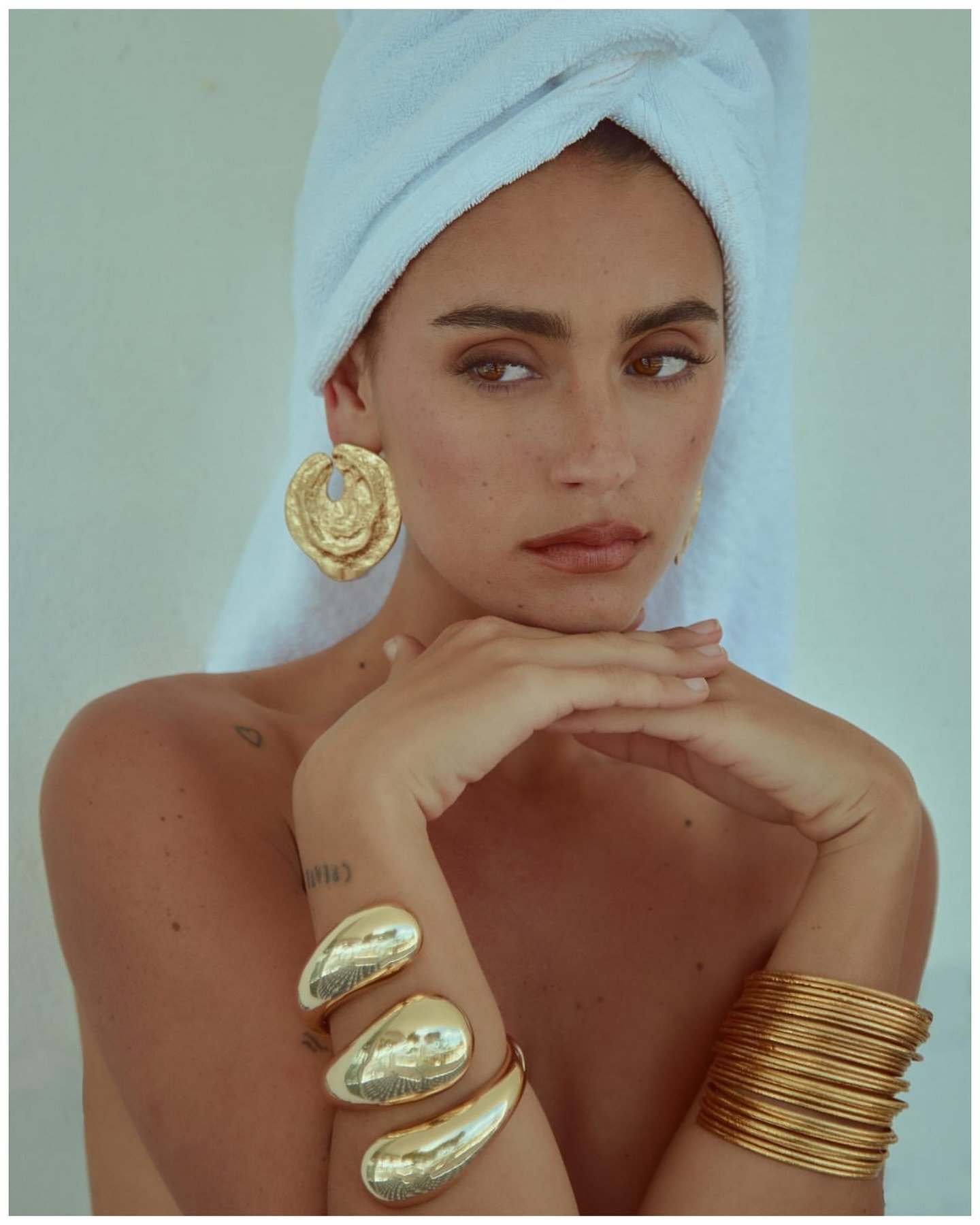 Captured in between shots a mini beauty test with @freckflies and @carla_guetta 
Magic ✨ 

#ibizamakeup #ibizamakeupartist #makeupideasibiza #ibizamua #ibizahairandmakeup