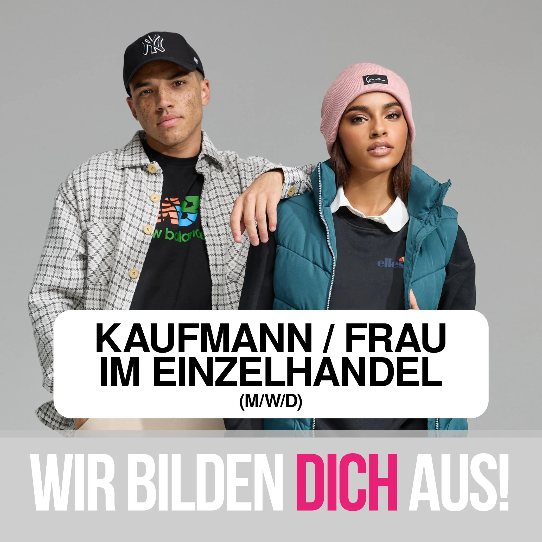 Zwei junge Erwachsene, ein Mann und eine Frau, stehen nebeneinander vor einem grauen Hintergrund. Der Mann trägt eine schwarze Kappe und ein kariertes Jackett, die Frau trägt eine pinkfarbene Mütze. Sie blicken in die Kamera, die Frau legt ihre Hand auf die Schulter des Mannes.