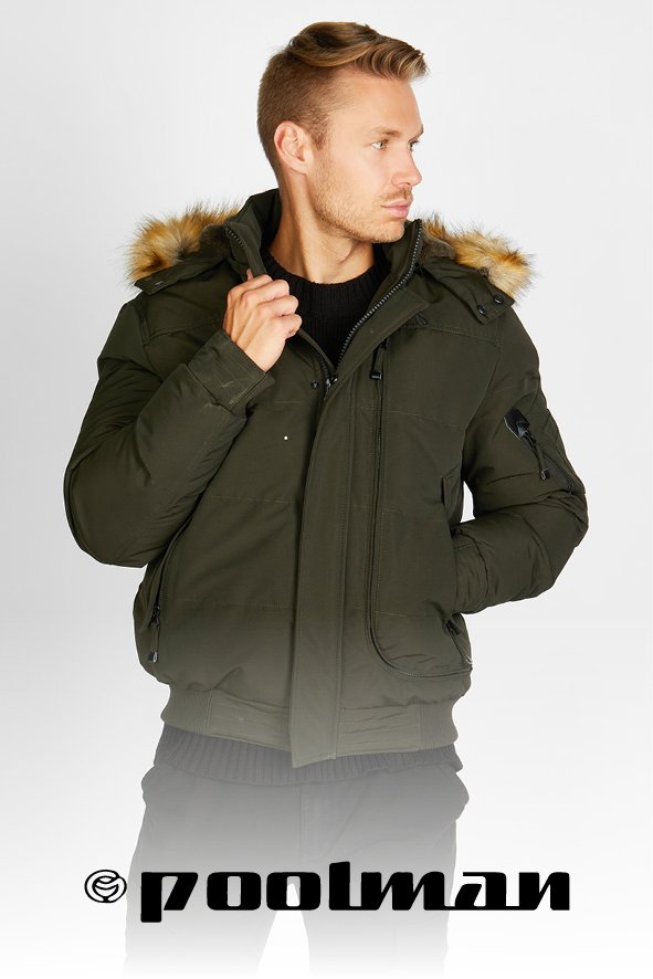 Mann in einer schwarzen, gefütterten Winterjacke mit Kapuze und Pelzbesatz, schaut zur Seite, gegen weißen Hintergrund.