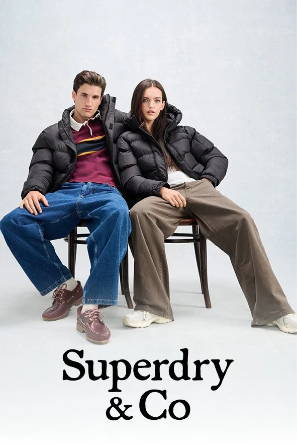 Zwei Models sitzen auf Stühlen gegen einen weißen Hintergrund, tragen Winterjacken, lässige Kleidung und schauen ernst. Das Bild enthält den Schriftzug "Superdry & Co".