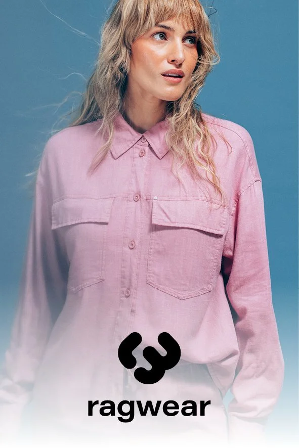 Junge Frau trägt eine rosa Jacke, Blick nach rechts, blonder,welliges Haar, blauer Hintergrund, »ragwear« Logo unten.