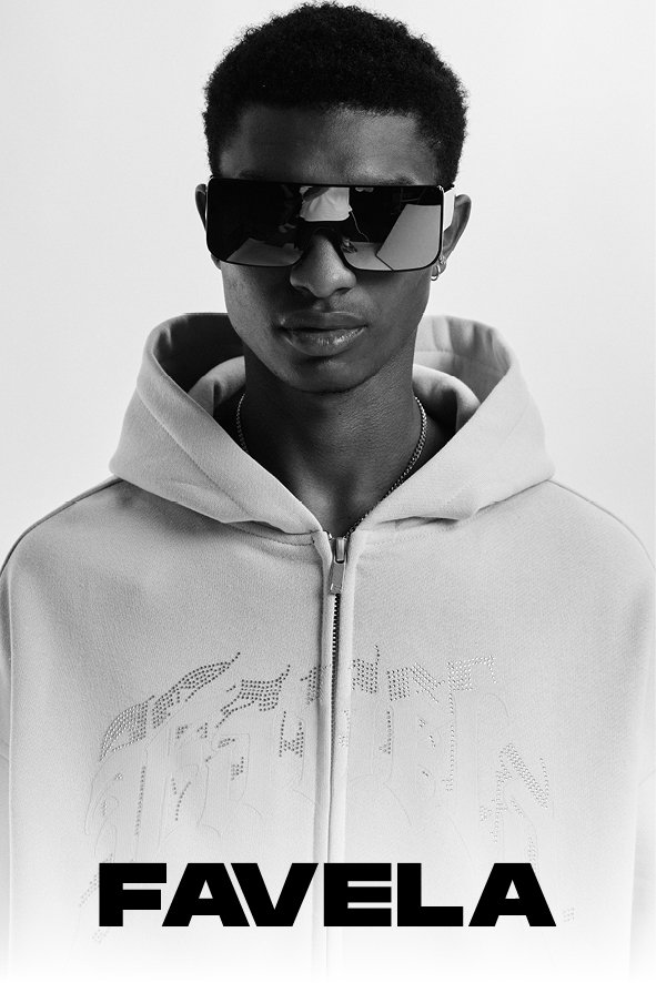 Junger Mann trägt dunkle Sonnenbrille und Hoodie, schwarzer und weißer Stil, Text 'FAVEL' unten im Bild.