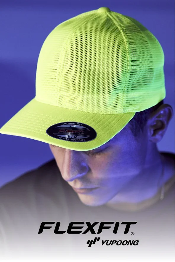 Nahaufnahme eines Mannes mit basecap, die Marke 'FLEXFIT' und 'YUPONG' sind sichtbar.