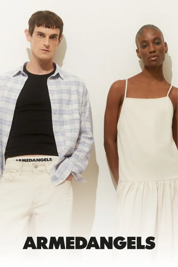 Zwei Models stehen vor einer weißen Wand, tragen lockere, sommerliche Kleidung, und das Logo "ARMEDANGELS" ist unten im Bild sichtbar.