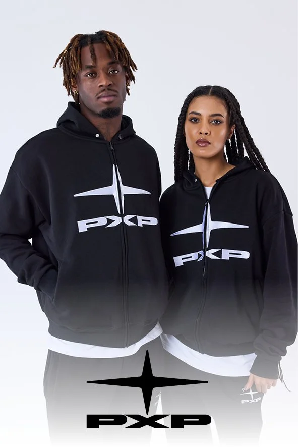 Ein Mann und eine Frau stehen nebeneinander vor einem weißen Hintergrund, tragen schwarze Hoodies mit dem PXP-Logo, das eine stilisierte Linie und den Schriftzug zeigt.