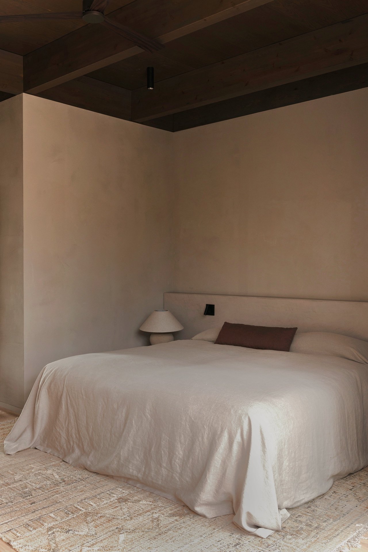 beautiful and timeless comporta style summer house room interior design ceramic table lamps linen bed and hanwoven rug