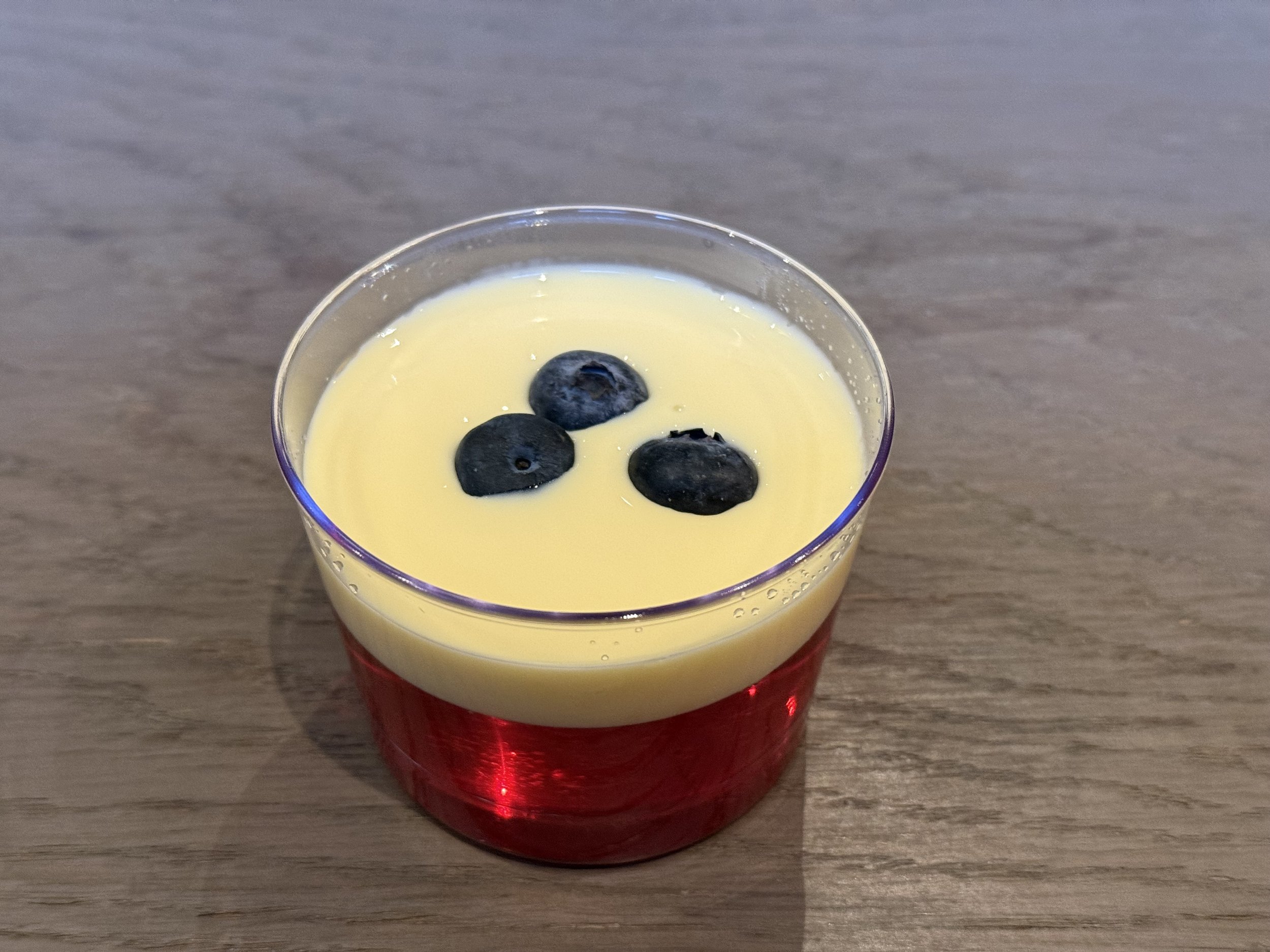 59. Jordbærgelé med vanilje saus